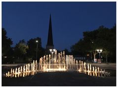 Kirche hinter beleuchteten Brunnen