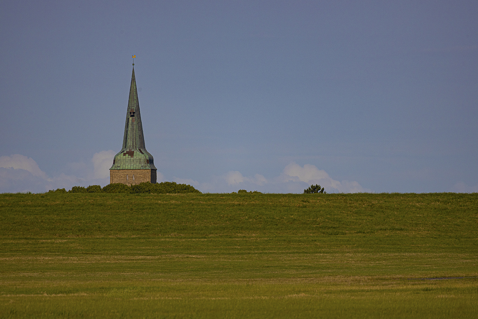 Kirche hinter dem Deich