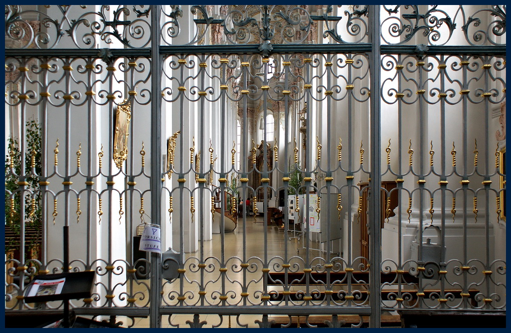 Kirche hinter Gittern