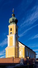 KIRCHE IM ABENDLICHT