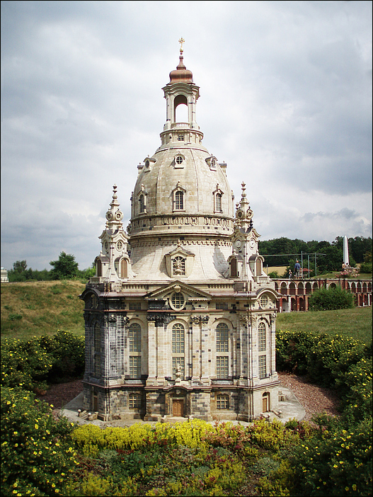 Kirche im Blumenbeet