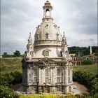 Kirche im Blumenbeet