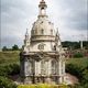 Kirche im Blumenbeet