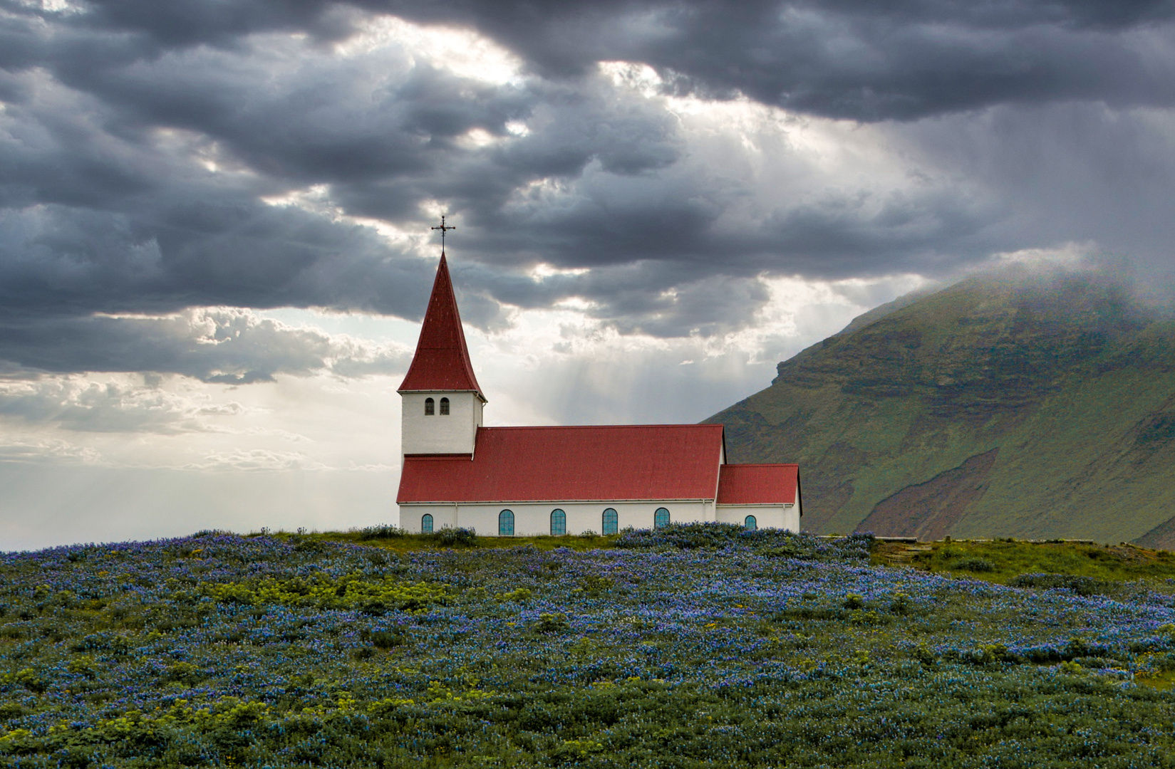 Kirche im Blumenfeld