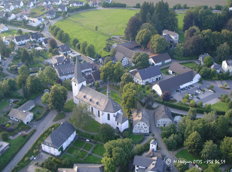 Kirche im Dorf Eslohe