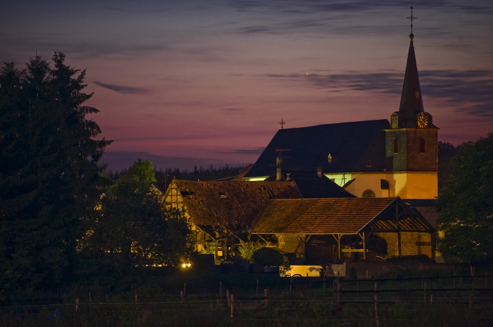 Kirche im Dorf, Nachtaufnahme