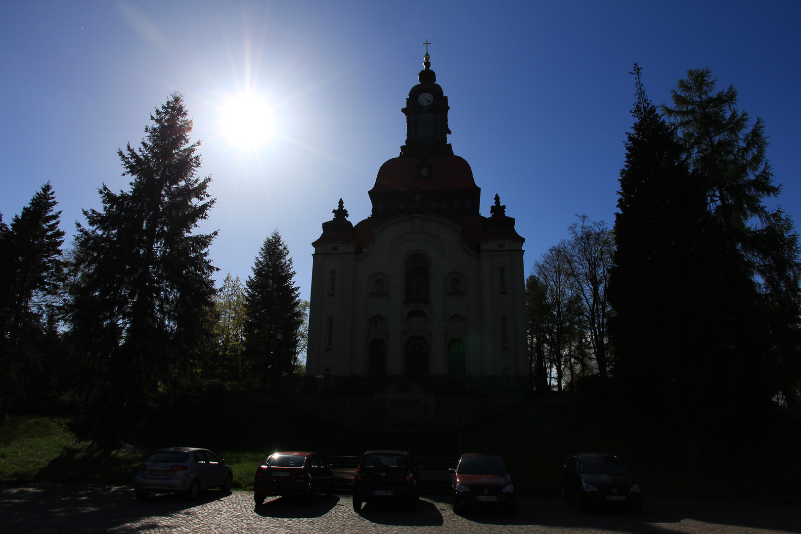 Kirche im Gegenlicht