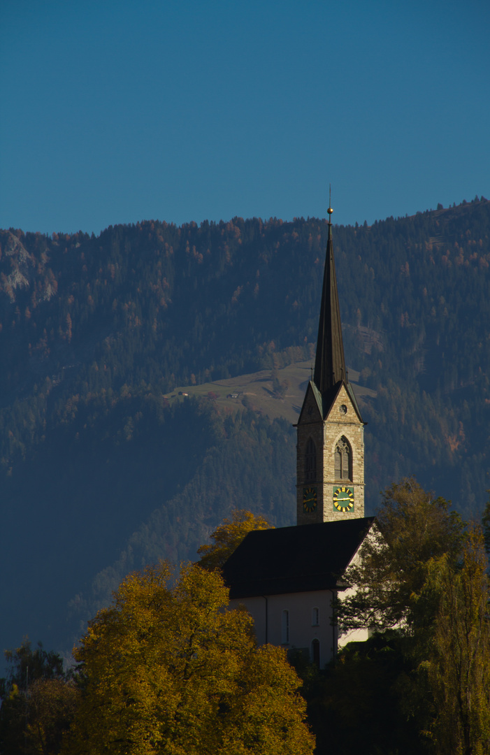 Kirche im Herbst