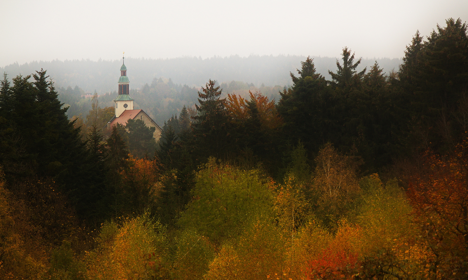 Kirche im Herbst