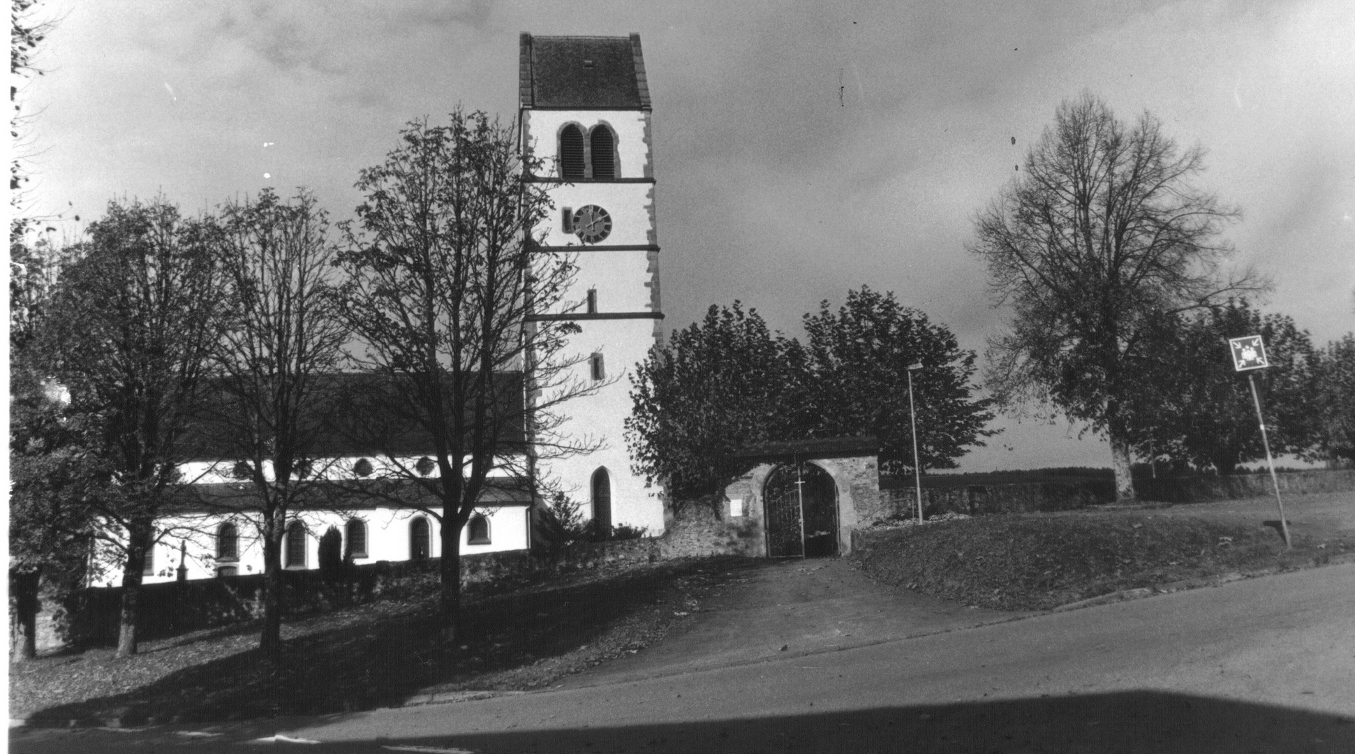 Kirche im Herbst