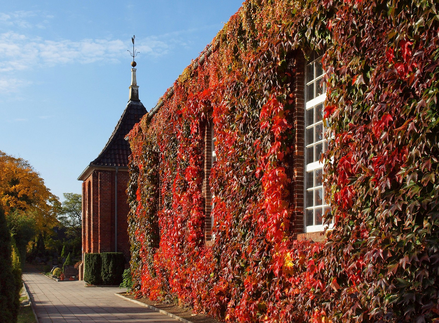 Kirche im Herbstkleid