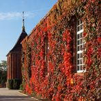 Kirche im Herbstkleid