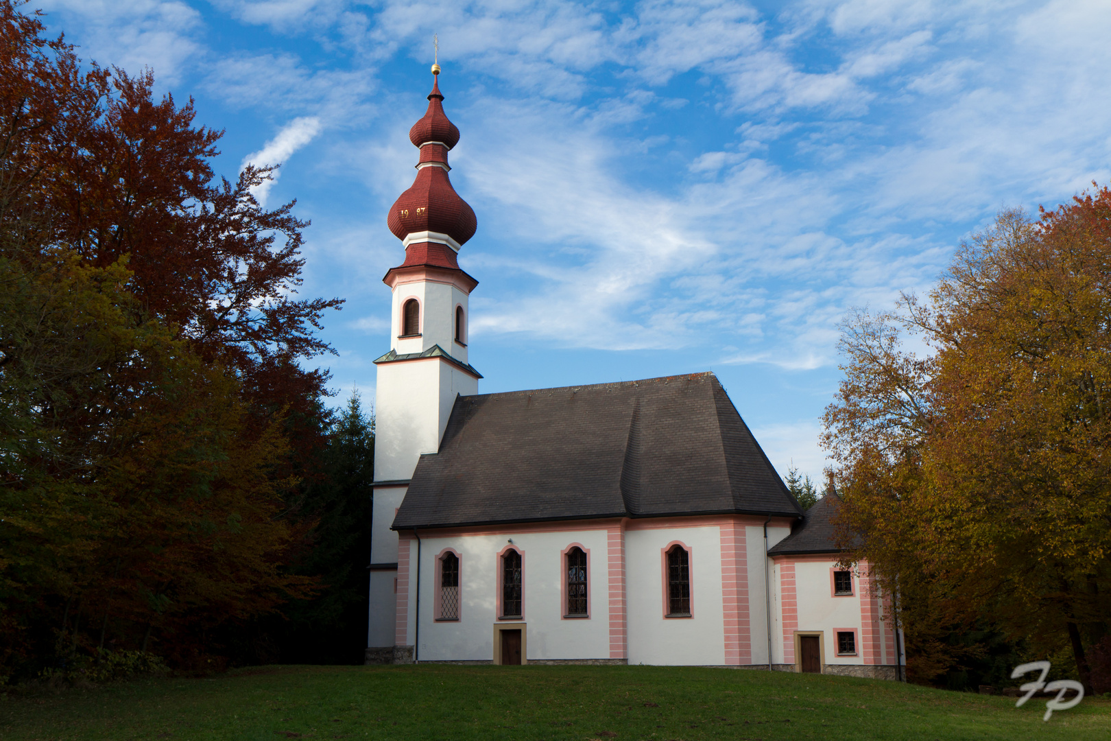 Kirche im herbstlichen Wald