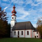 Kirche im herbstlichen Wald