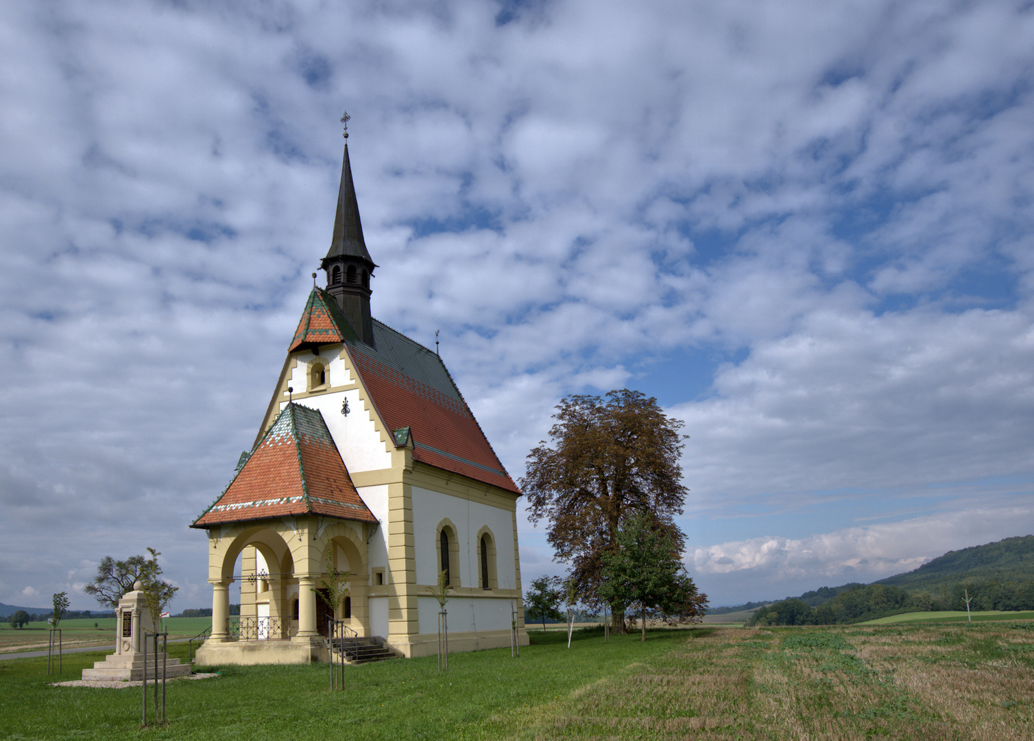 Kirche im Herbstlicht