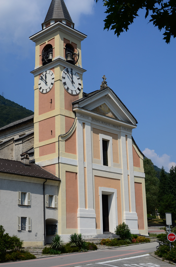 Kirche im kleinen Dorf bei Rivera