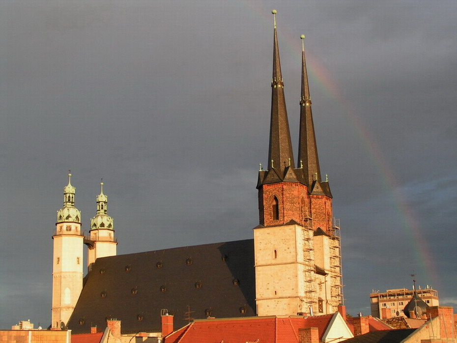 Kirche im Kontrast