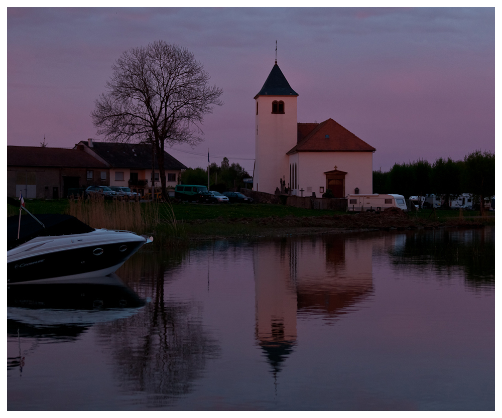 Kirche im Licht der untergehenden Sonne