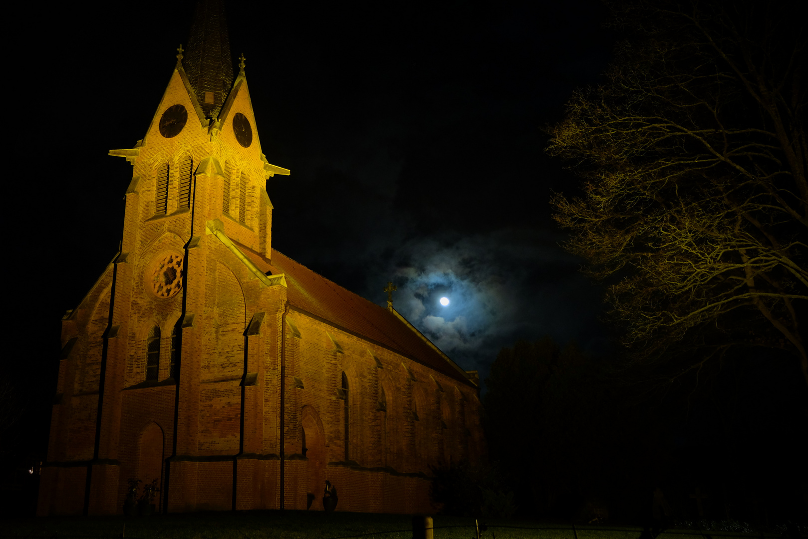 Kirche im Mondlicht