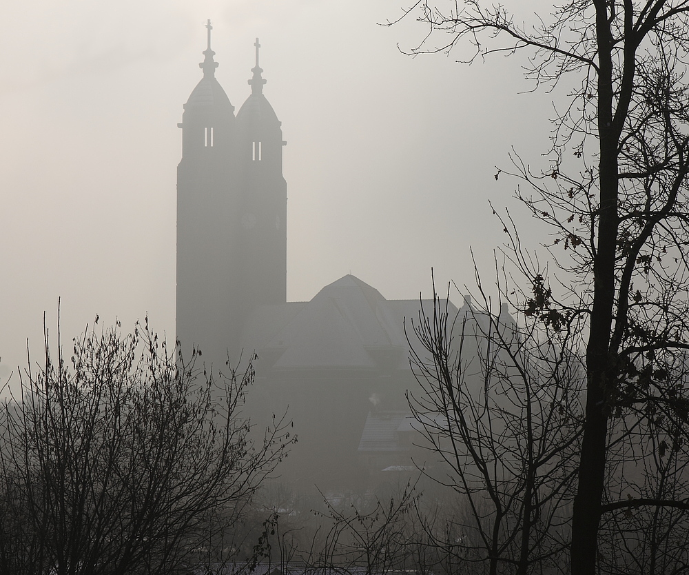 Kirche im Morgennebel