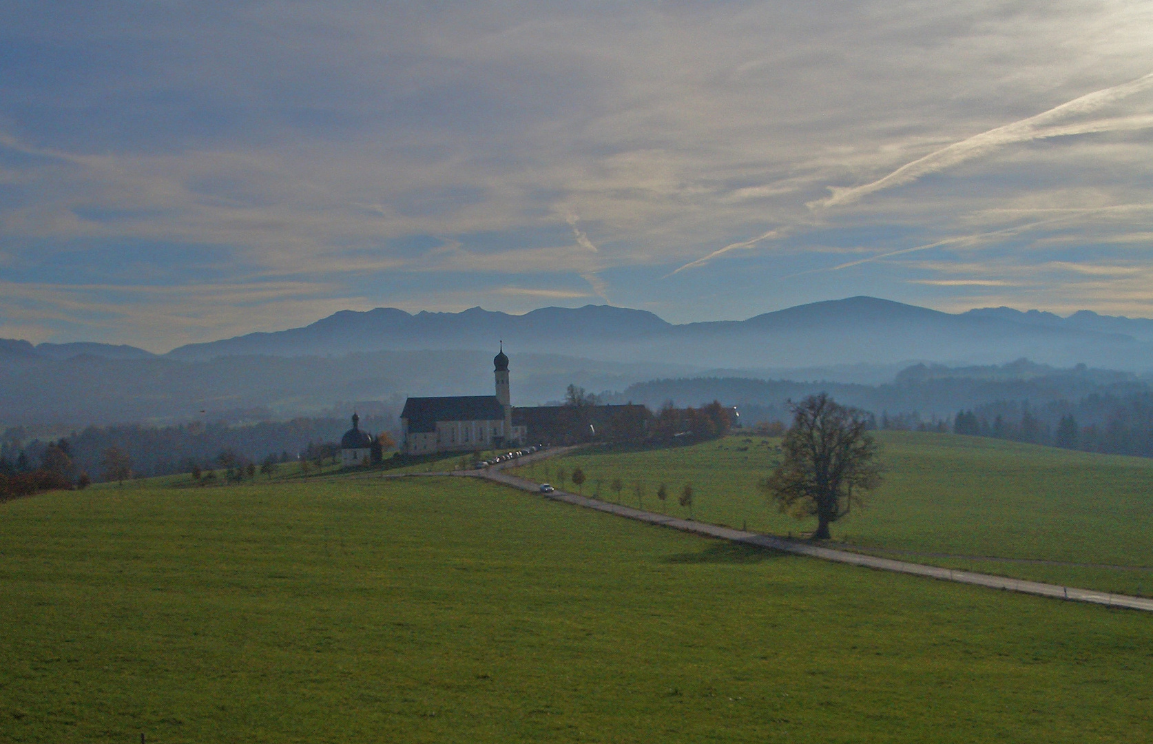 kirche im morgennebel