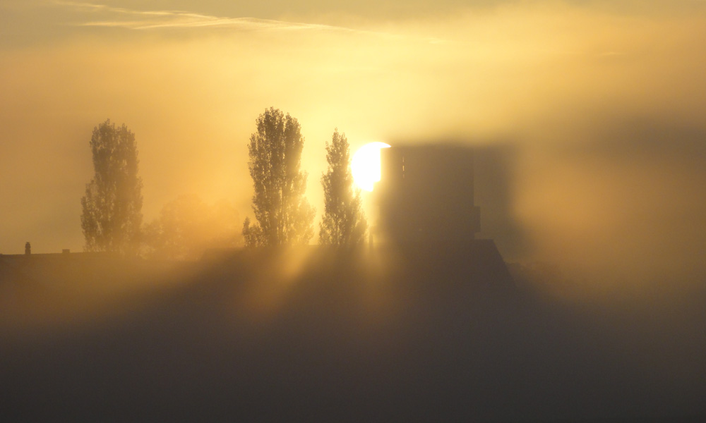 Kirche im Morgennebel