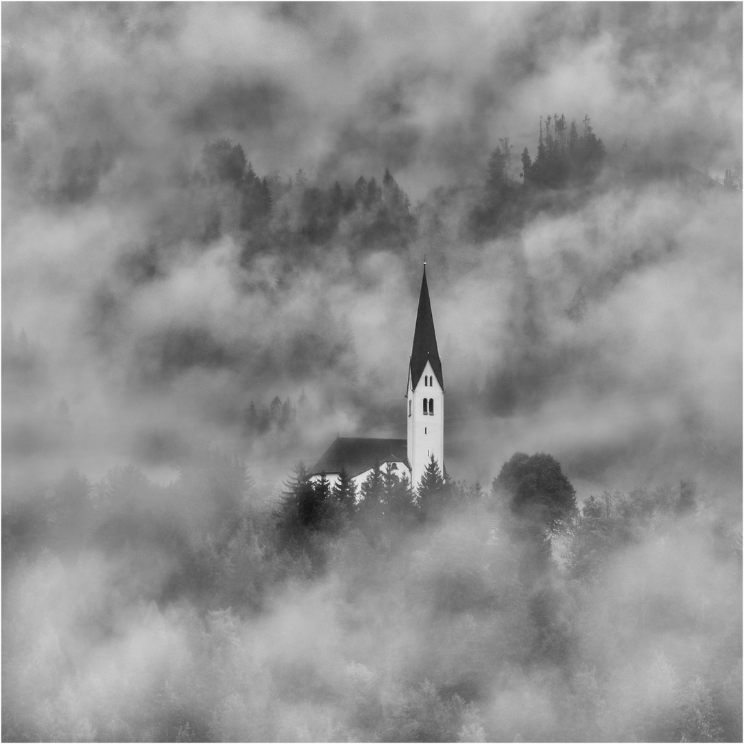 Kirche im Nebel