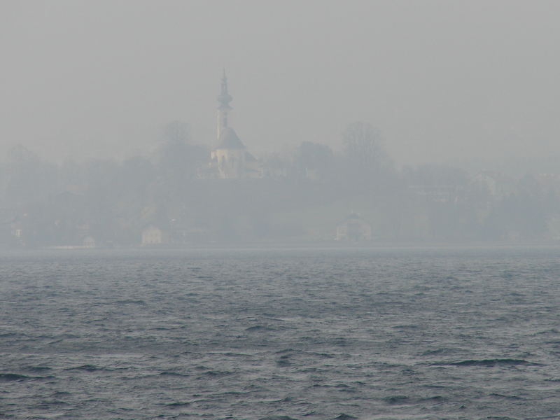 Kirche im Nebel übern See