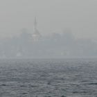 Kirche im Nebel übern See
