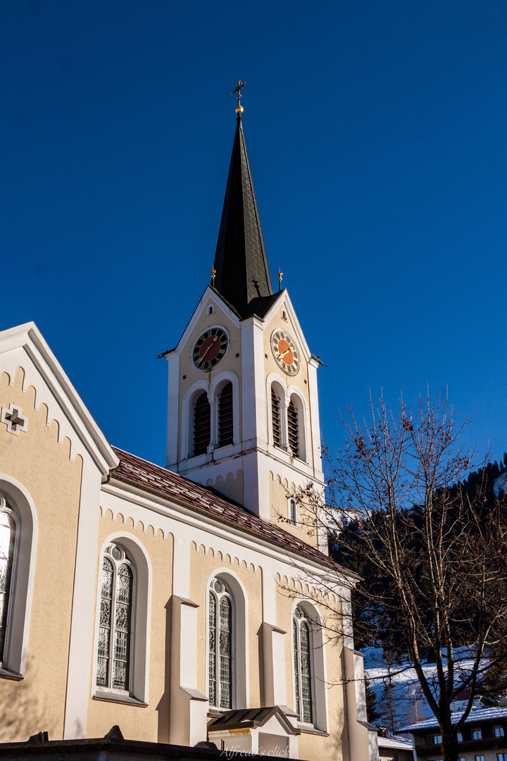 Kirche im Ort Riezlern*