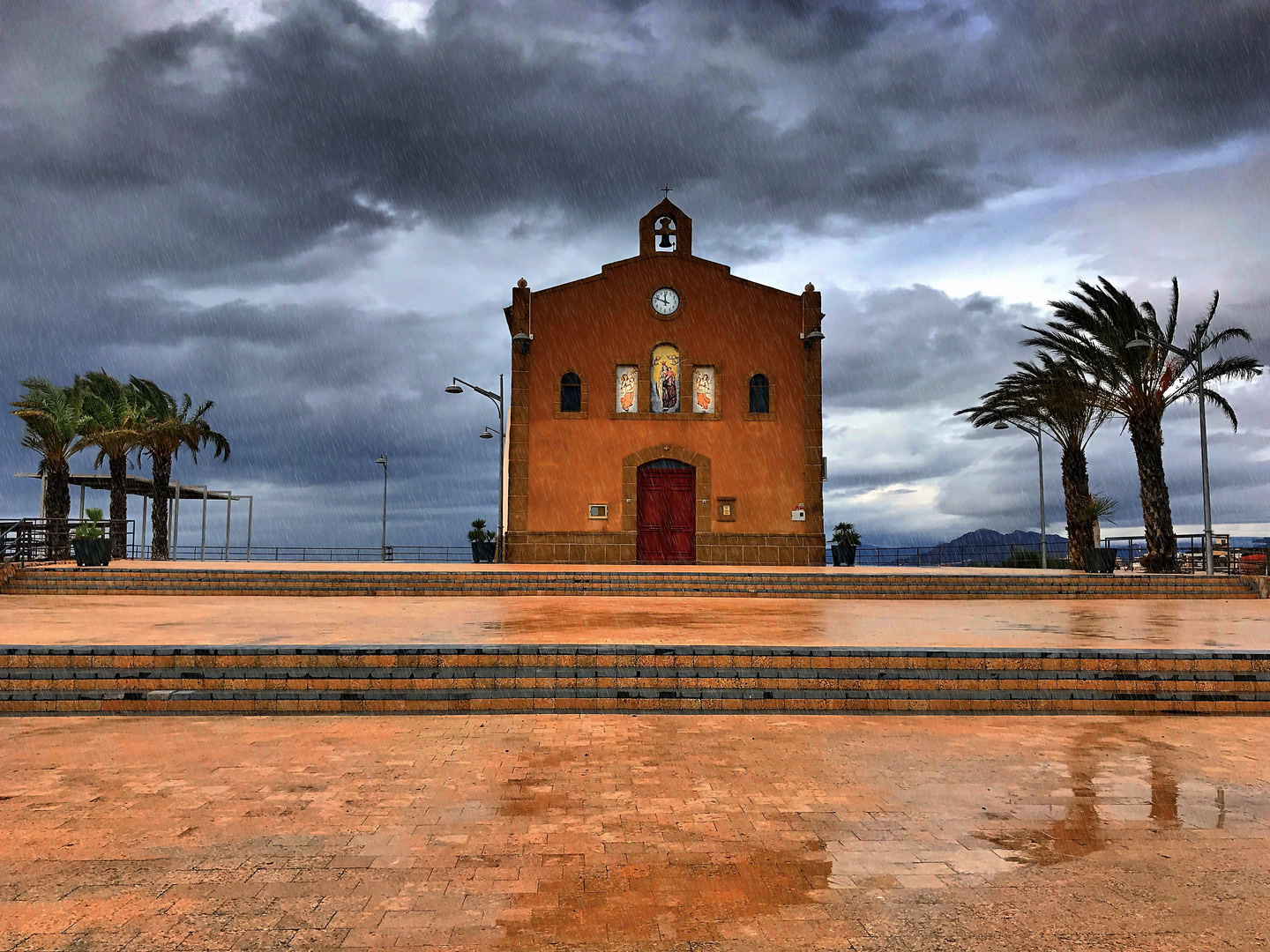 Kirche im Regen