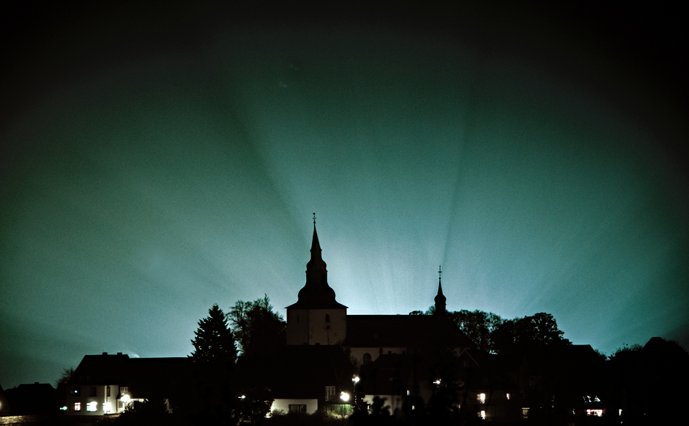 Kirche im Schatten