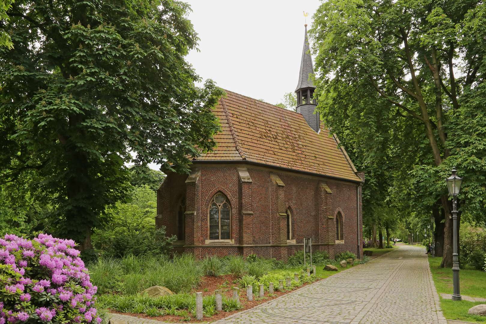 Kirche im Schlosspark von Schloss Strünkede (2016_05_31_EOS 6D_5932_ji)