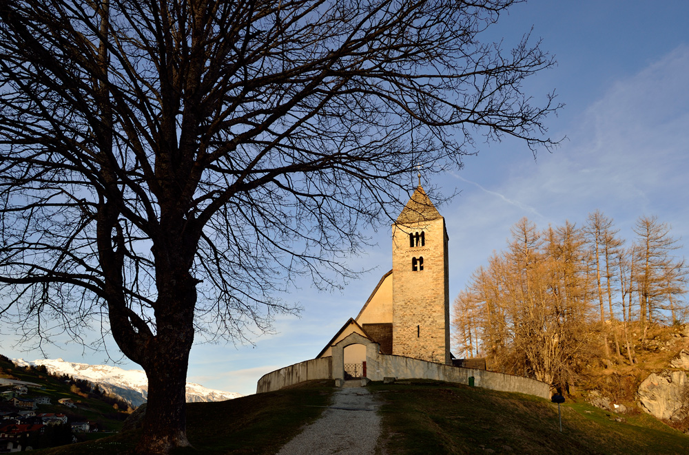 Kirche im schwindenden Licht