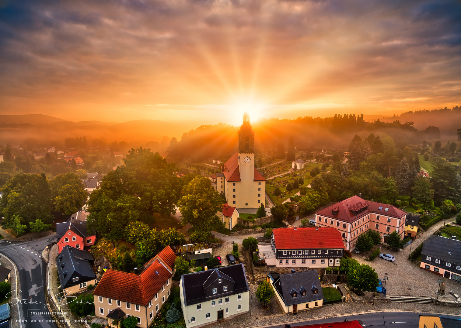 Kirche im Sonnenaufgang