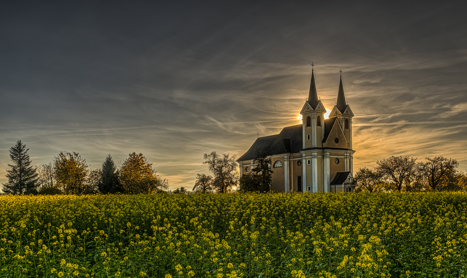 Kirche im Sonnenuntergang