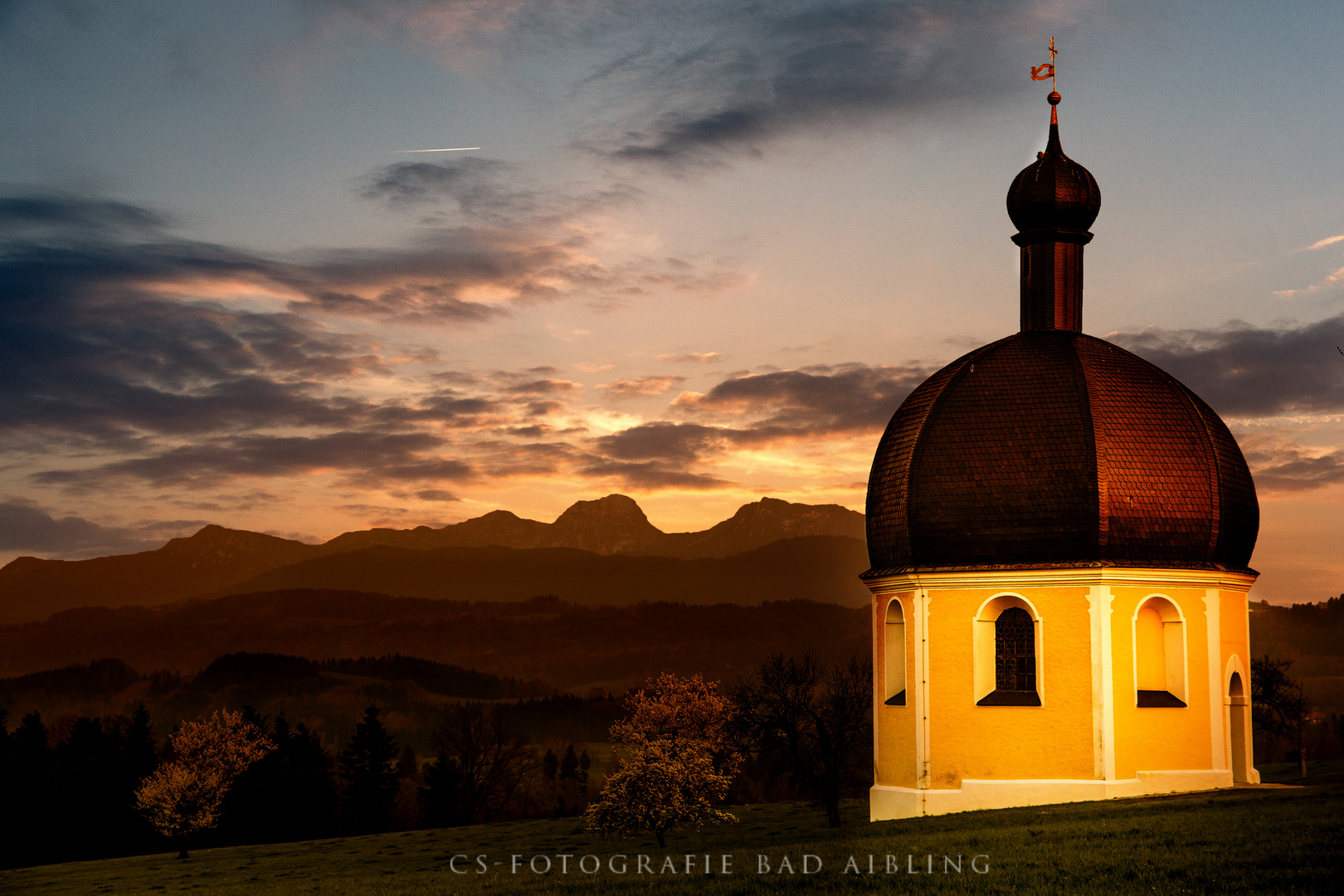 Kirche im Sonnenuntergang