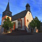 Kirche im Vordergrund der Märchenbrunnen