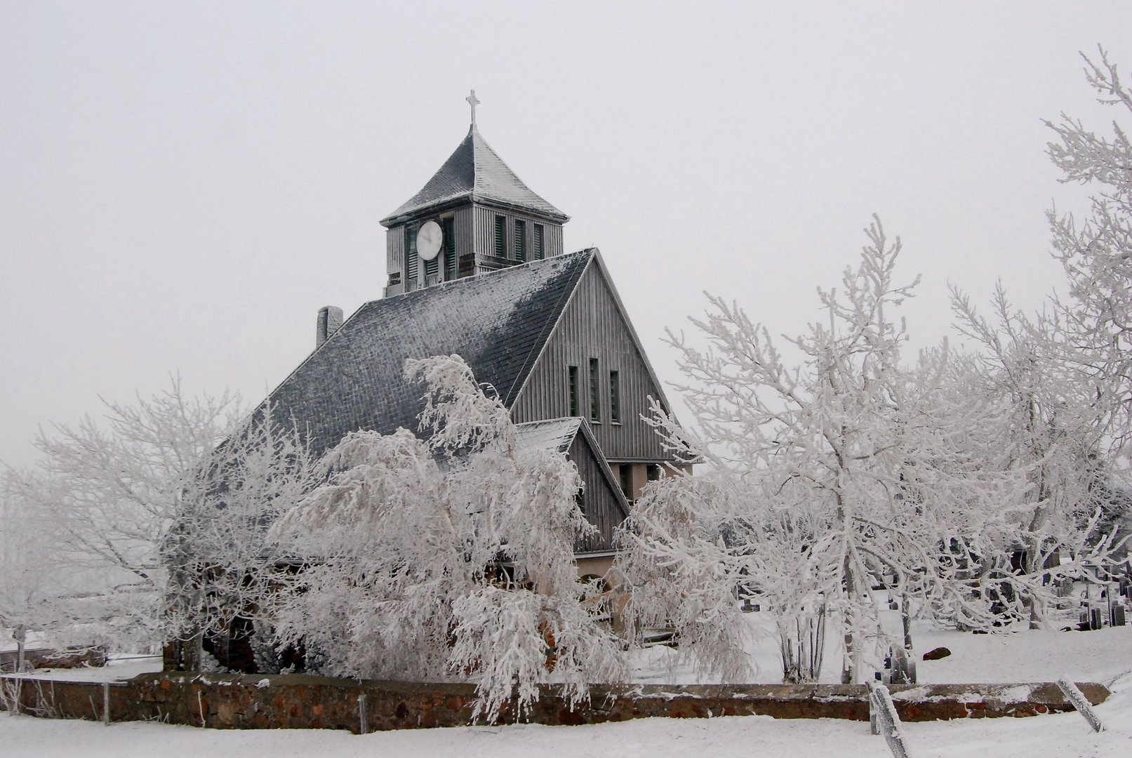 Kirche im Winterkleid