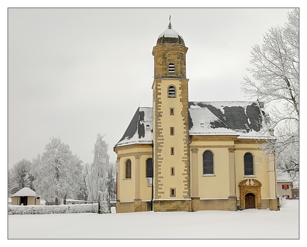 *Kirche im Winterkleid*