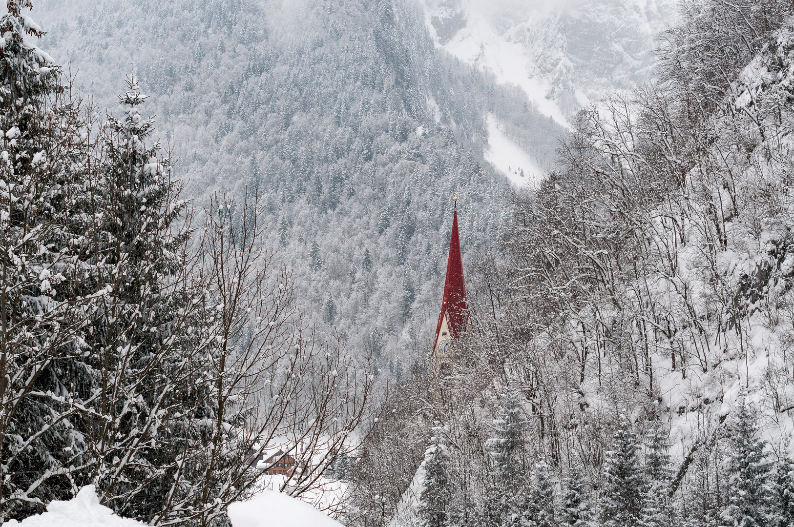 Kirche im Winterwald