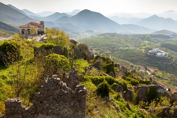 Kirche in Berglandschaft