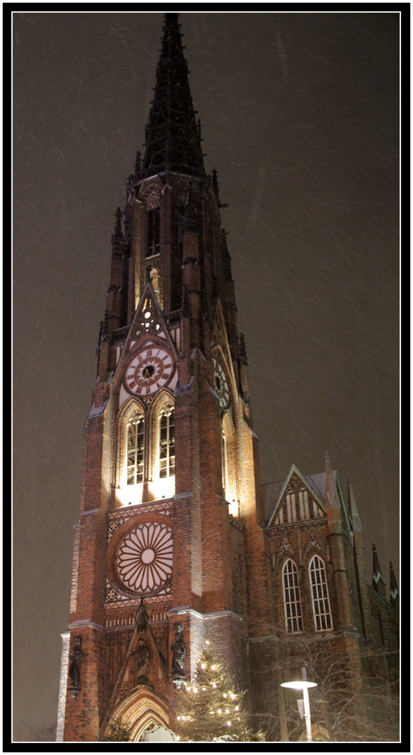 Kirche in Bremerhaven bei Nacht im Schnee