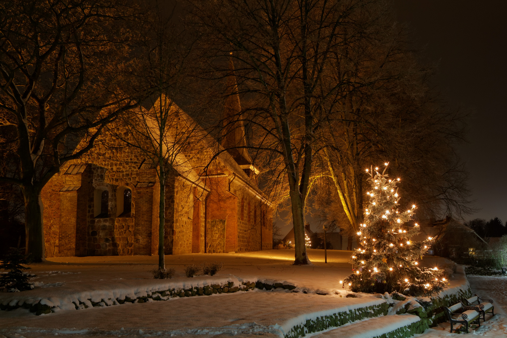 Kirche in Brügge zu Weihnachten