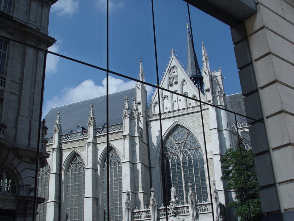 Kirche in Brüssel - gespiegelt in den Glasscheiben des Nebenhauses