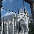 Kirche in Brüssel - gespiegelt in den Glasscheiben des Nebenhauses