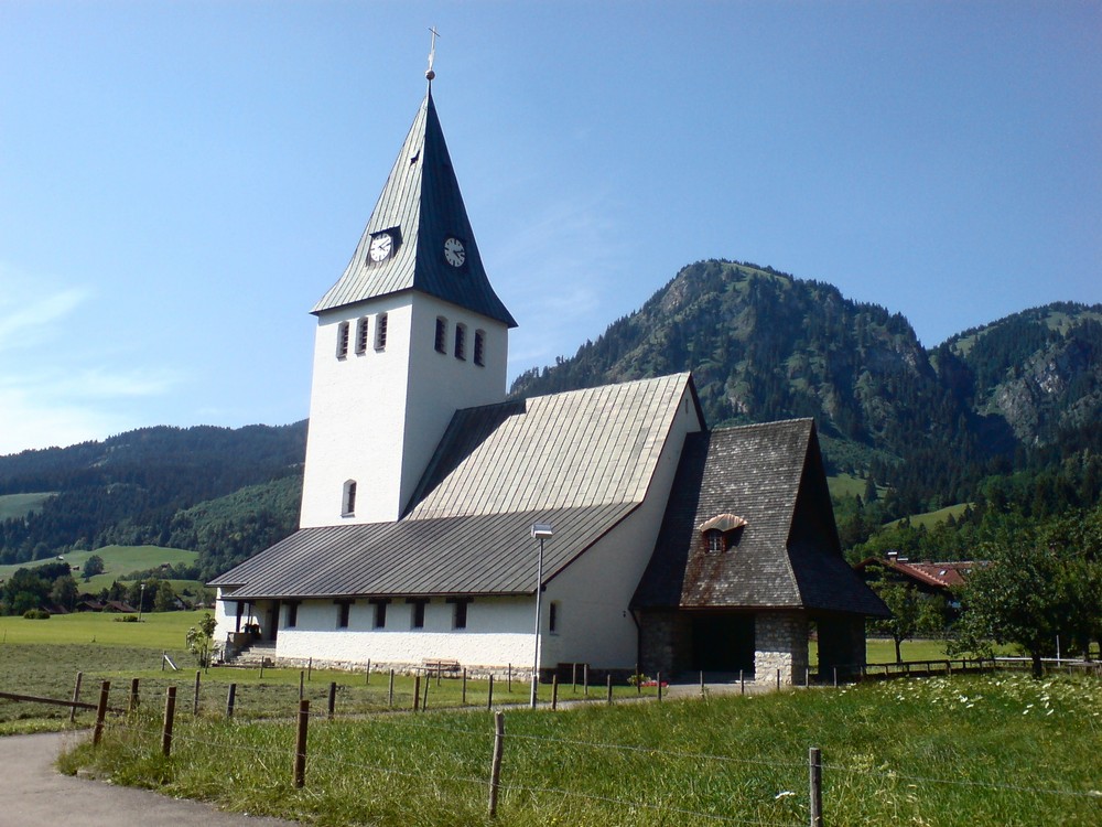 Kirche in den Alpen