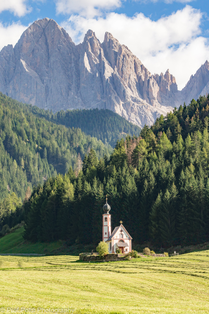 Kirche in den Dolomiten