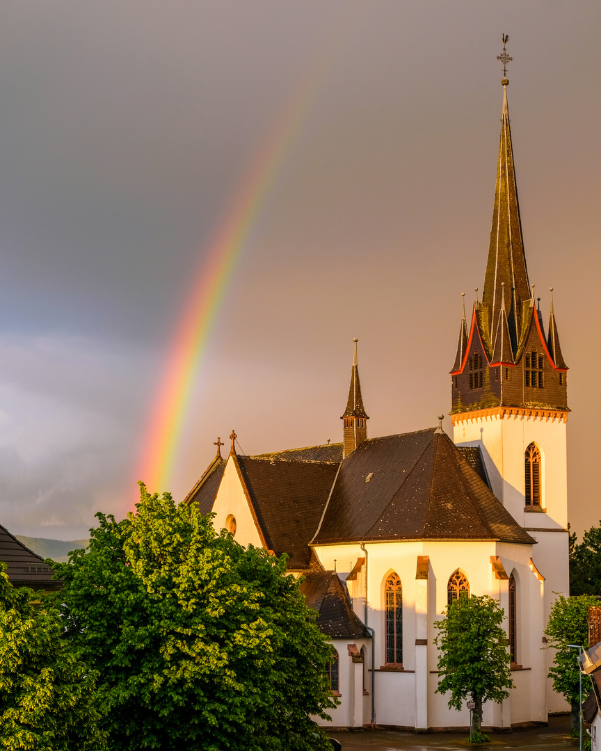 Kirche in der Arbendsonne mit Regenbogen