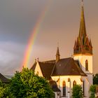 Kirche in der Arbendsonne mit Regenbogen